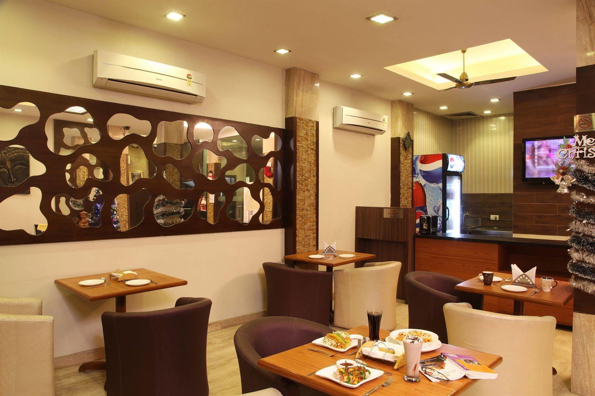 Rupam Hotel Делхи Екстериор снимка